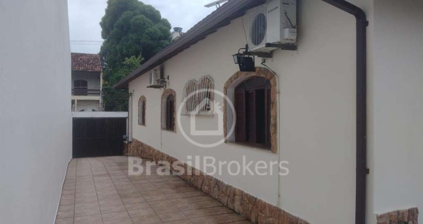 Casa linear de 3 quartos e 3 suítes na Rua Chapot Prevost, juntinho à Praia da Guanabara!
