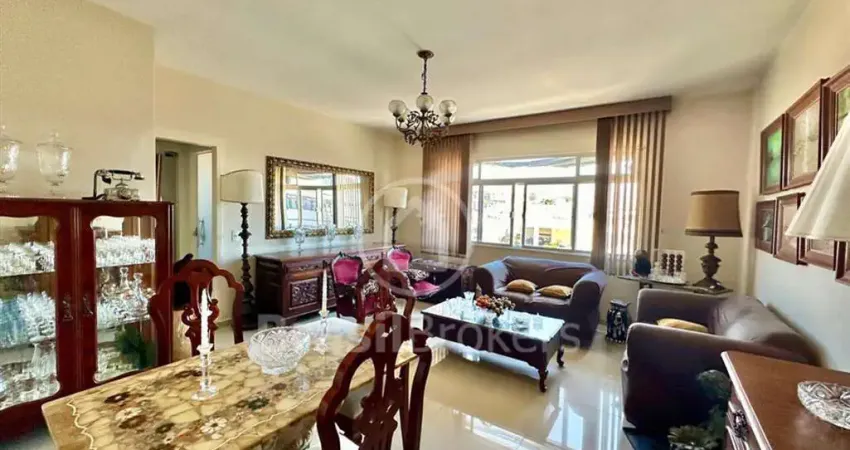 Apartamento modernizado, amplo, claro e arejado em prédio com elevador e portões automatizados