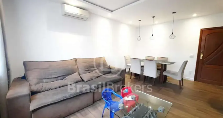 Excelente apartamento reformado de 2 quartos com 1 suíte no Moneró!