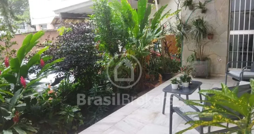Casa 3 quartos, sendo 1 suíte
