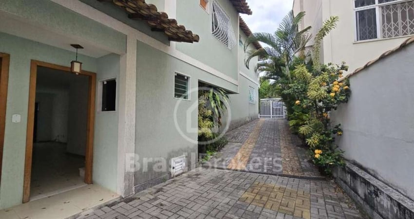 CASA DE CONDOMÍNIO COM 3 QUARTOS SENDO 1 SUÍTE E 110m² - JARDIM GUANABARA - RJ