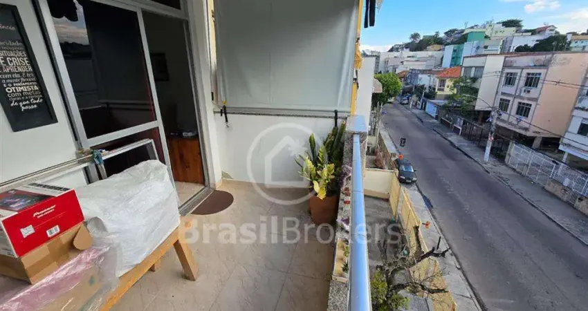 Ótimo apartamento sala/quarto com elevador e varanda na Freguesia