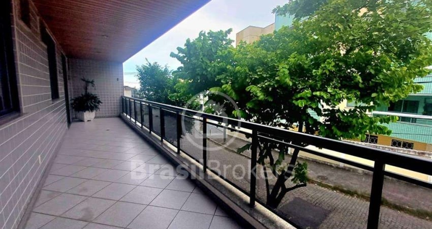 Magnifico apartamento de 2 quartos com 101 m², vista lateral para a orla da Praia da Bandeira!