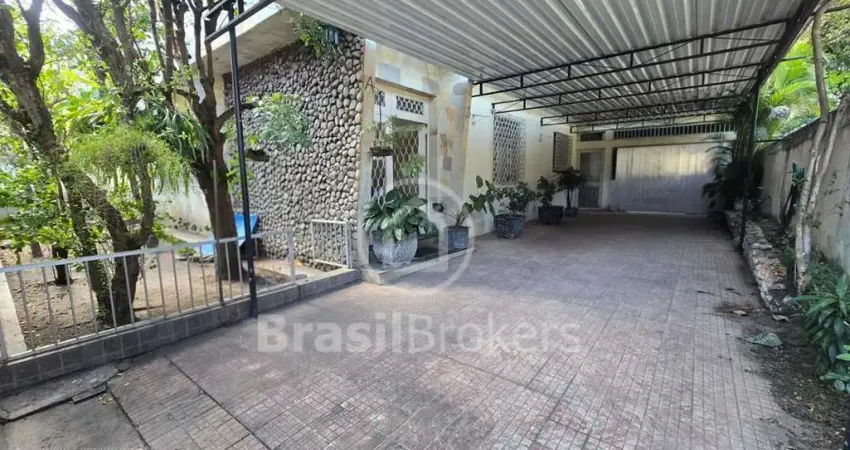 CASA COM 5 QUARTOS (2 SUÍTES) ACADEMIA, PISCINA COM 360m² NO MONERÓ - RJ