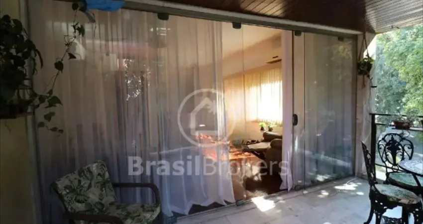 Apartamento com varanda gourmet e vista – próximo à praia da bica. 152 m² com suíte. 4 quartos com varanda.
