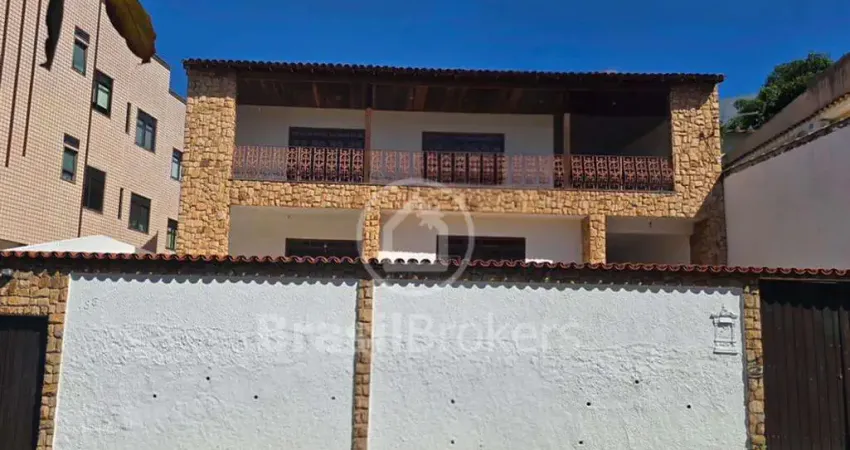 Maravilhosa casa duplex com área gourmet, churrasqueira e edícula