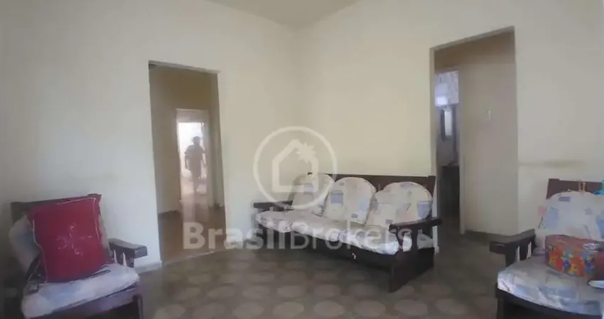 Casa linear com 3 quartos (três quartos), sala ampla, terraço coberto e quintal – próximo a todo o comércio do cocotá