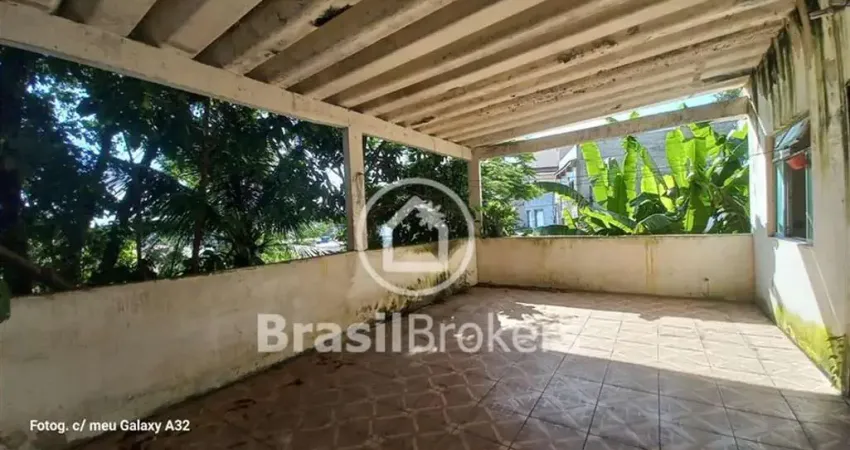 Oportunidade! Casa de 4 quartos para reformar em rua tranquila dos Bancários!!
