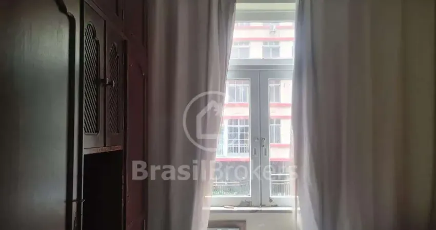 Amplo quarto e sala na segunda quadra da praia de Copacabana
