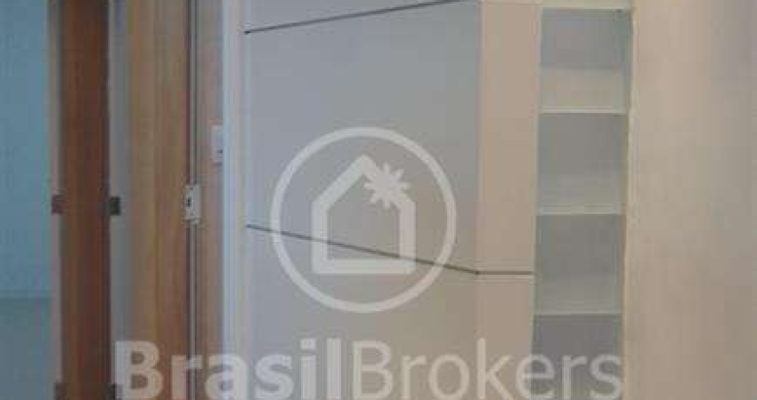 APARTAMENTO REFORMADO EM PRÉDIO CHARMOSO NO FLAMENGO