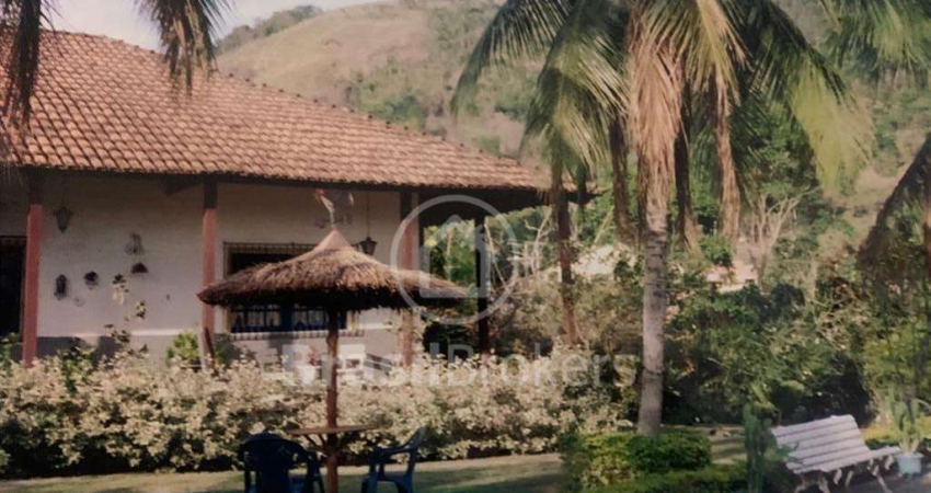 Casa à venda com 450,00m² e 4 quartos em Flamengo, Maricá - rj