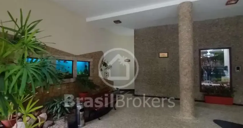 Raridade em Copacabana! Apartamento de 114 metros de 3 quartos sendo 1 suite + dependência completa.