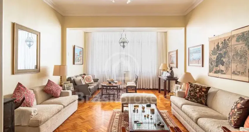Lindo apartamento antigo, amplo, com 3! quartos e 2 vagas no Leblon!