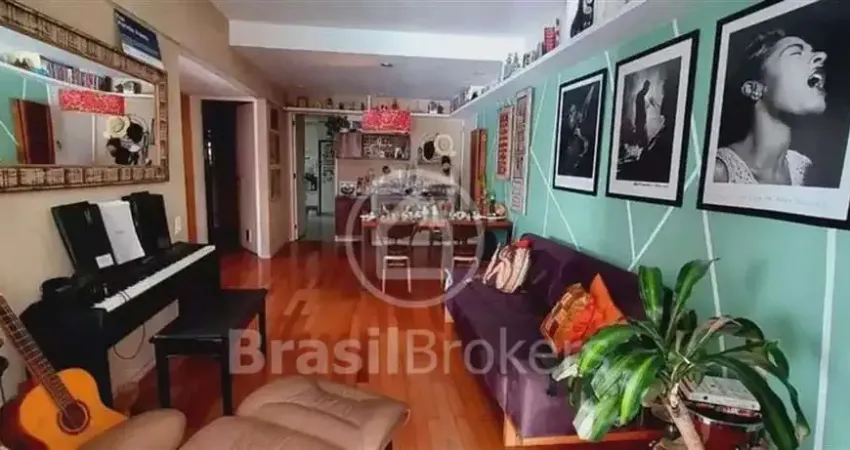 Reformado e com varanda na Rua Maria Angélica, com duas vagas de garagem!