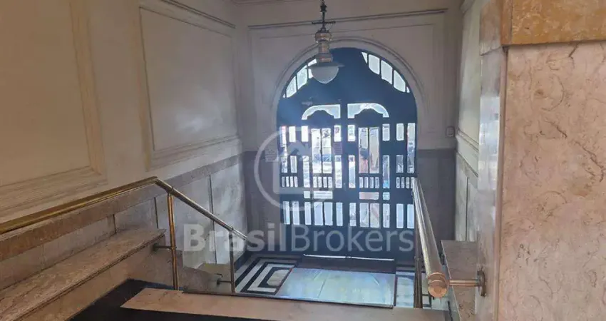 Apartamento de 3 quartos em prédio histórico de Copacabana