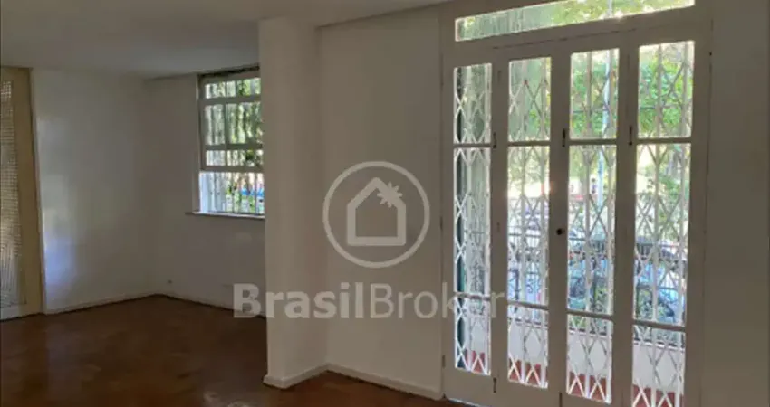 Apartamento de 4 quartos, no bairro Peixoto, em frente à praça.