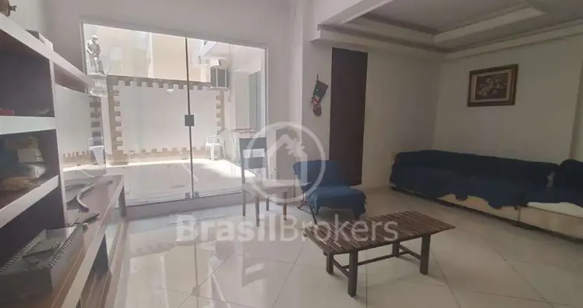 Apartamento tipo casa, com 3 quartos, e 2 áreas externas na 2ª Quadra da Praia !