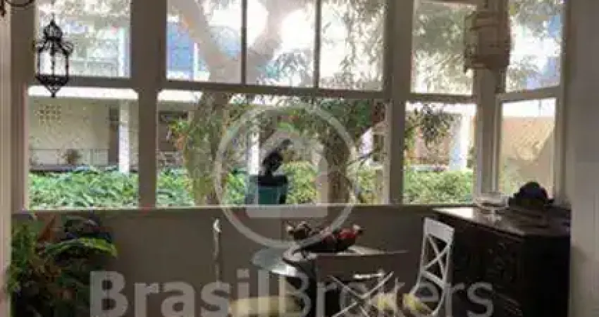 Apartamento na Sambaiba, em local bucólico no Leblon