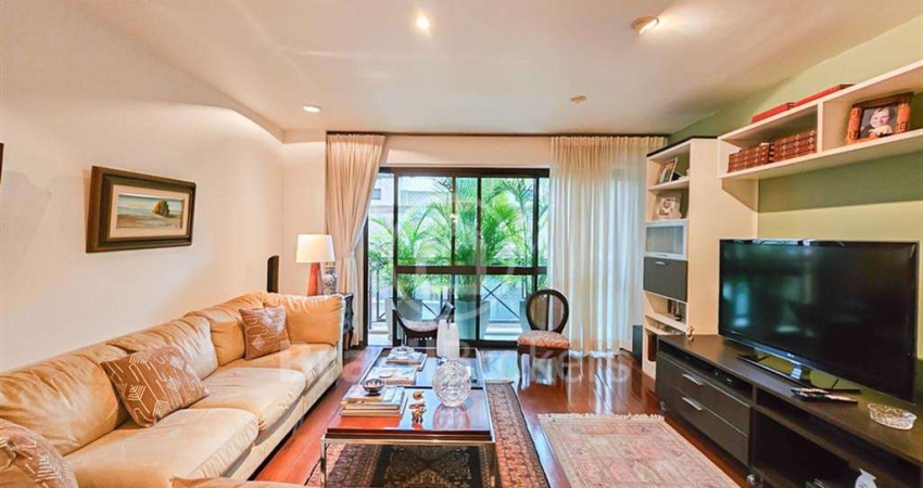 Apartamento com 2 varandas, 4 quartos, 2 suítes e 3 vagas, em prédio de altíssimo padrão, na Epitácio Pessoa !