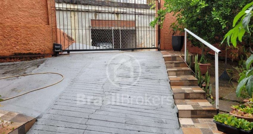 Imóvel de 6 quartos, 3 vagas, indevassado, em Santa Rosa.