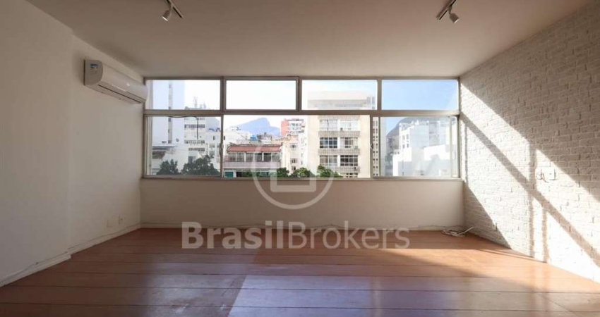 Charme e conforto no quadrilátero mais nobre de Ipanema, com vista para o Cristo e a poucos passos da praia