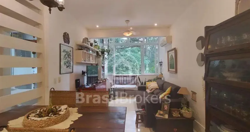 Lindo &amp; reformado, com sala, 2 quartos e 1 vaga, em condomínio com infraestrutura completa !