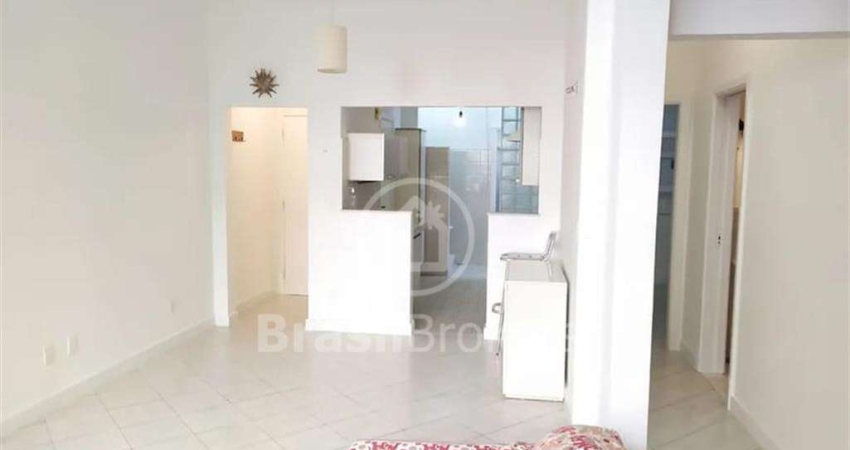 Charmoso apartamento à venda na Rua rainha Guilhermina, Leblon, com vaga, sem elevadores..