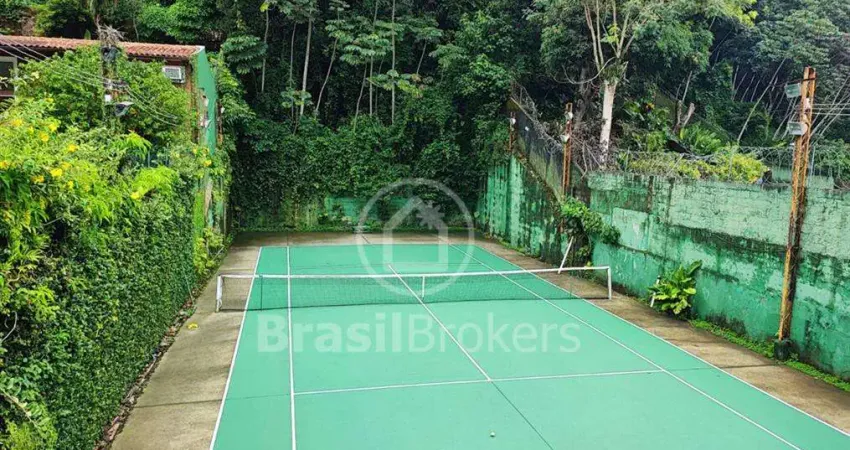 Ampla casa no jardim botanico com 5 quartos em rua sem saída com guarita.