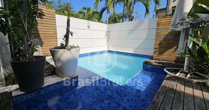 Casa triplex à venda no Condomínio Vivendas das Palmeiras, em Vargem Pequena