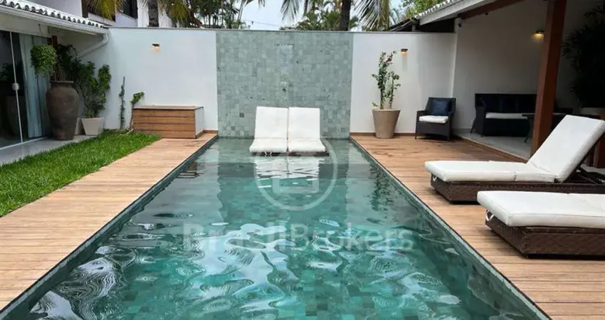 Mansão Exclusiva com Piscina e Acesso à Praia por Balsa no Santa Mônica Sul, Barra da Tijuca