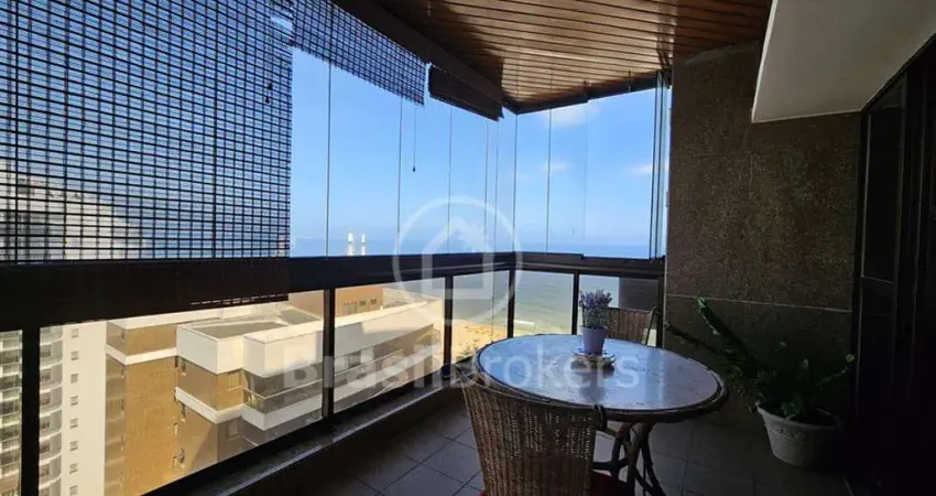 Flat com Varanda e Serviços na Barra da Tijuca de Frente ao Mar