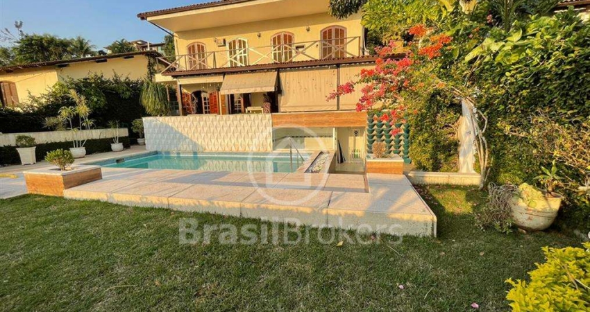 Casa 4 quartos, estilo colonial e moderno com vista linda e indevassável!