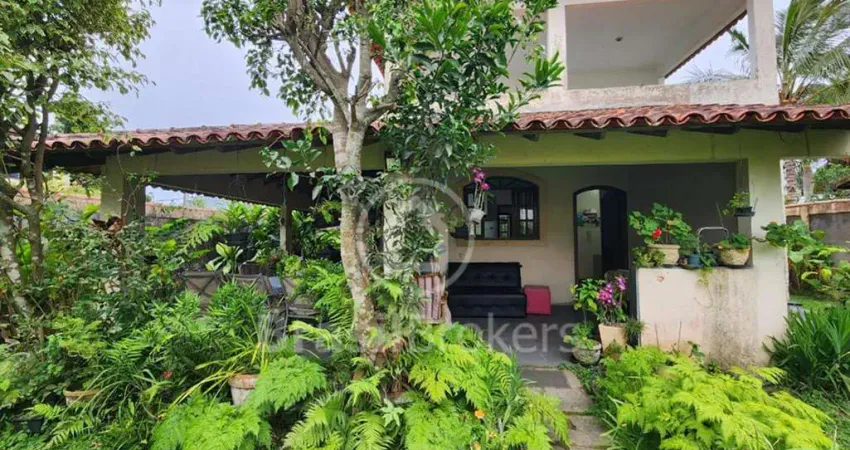 Descubra seu paraíso no Recreio! Casa duplex estilo colonial com vista espetacular para as montanhas em condomínio fechado.
