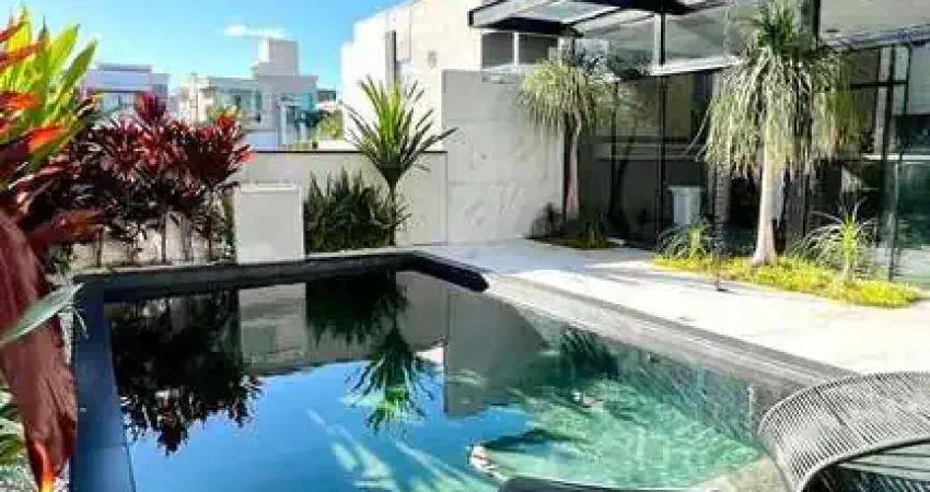 Casa de 300 m2 c/ 4 dorm. + piscina no Caledônia em Camboriú