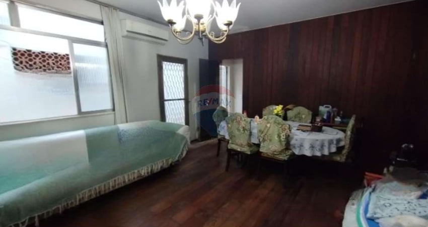 Terreno com Duas Casas Independentes, 5 Quartos, Terraço e 2 Vagas na Penha!