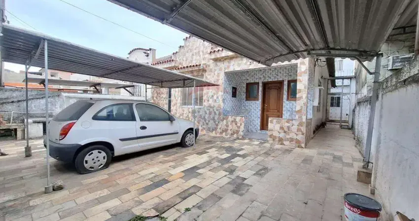 Terreno com duas casas independentes, 5 quartos, terraço e 2 vagas na penha!