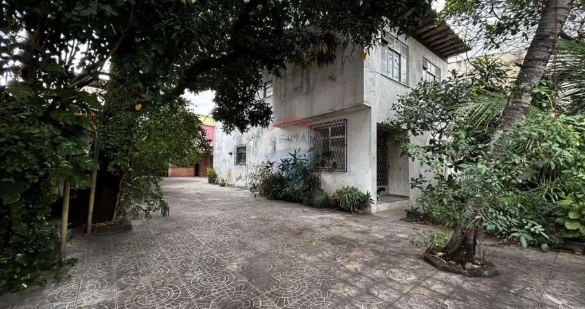 Casa dois andares com quintal, vaga para três garagens, dois banheiros, três quartos, area gourmet, cozinha, sala.