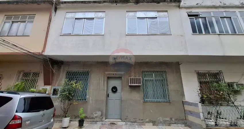 Casa triplex 2 quartos e vaga de garagem a venda em Olaria - Rio de Janeiro