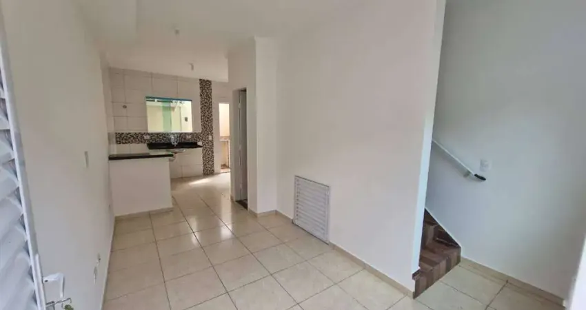 Excelente sobrado de condomínio com 2 dormitórios no bairro jardim melvi em praia grande!