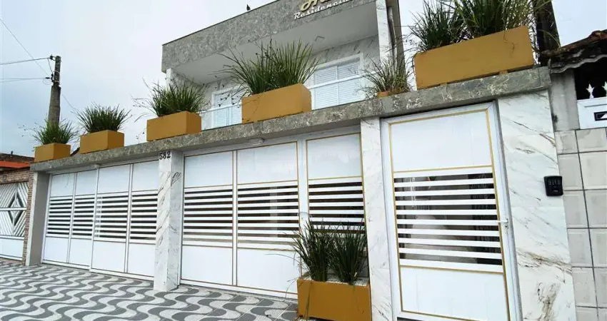 Linda casa de condomínio com 2 dormitórios e quintal privativo no bairro caiçara em praia grande!