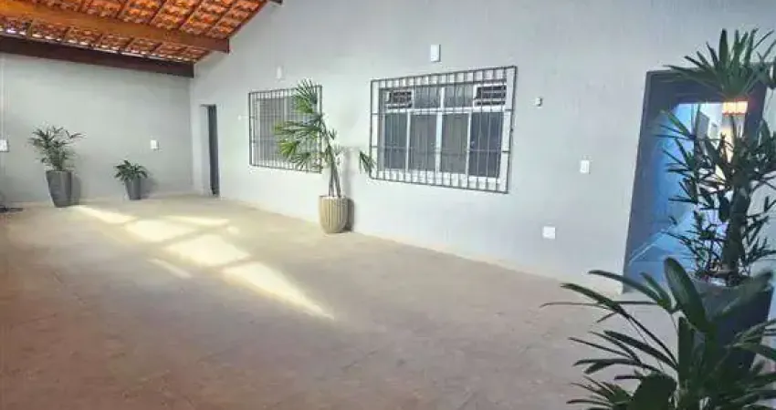 Excelente casa com 4 dormitórios e edícula no bairro vila tupi em praia grande!