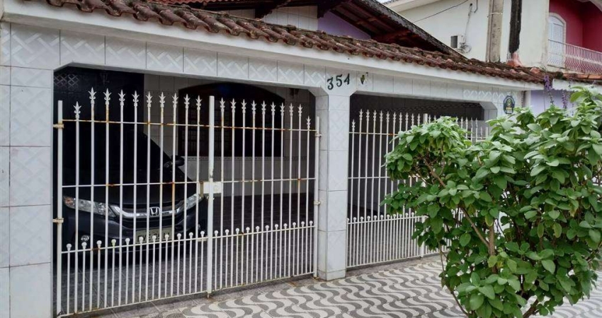 Excelente casa geminada com 02 dormitórios sendo 01 suíte, 03 vagas de garagem na Vila Caiçara.