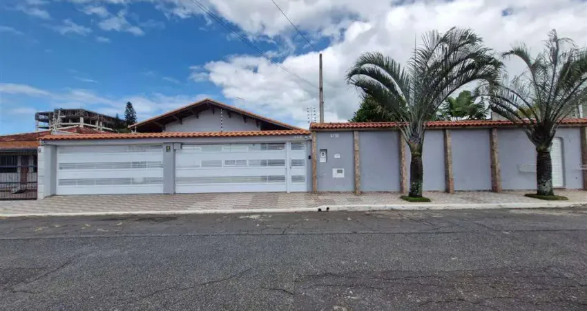 EXCELENTE CASA COM PISCINA E 4 SUÍTES EM PRAIA GRANDE!