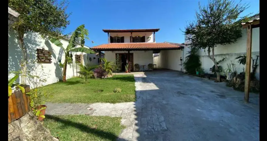 Excelente casa com 5 dormitórios, edícula e piscina no bairro canto do forte em praia grande!