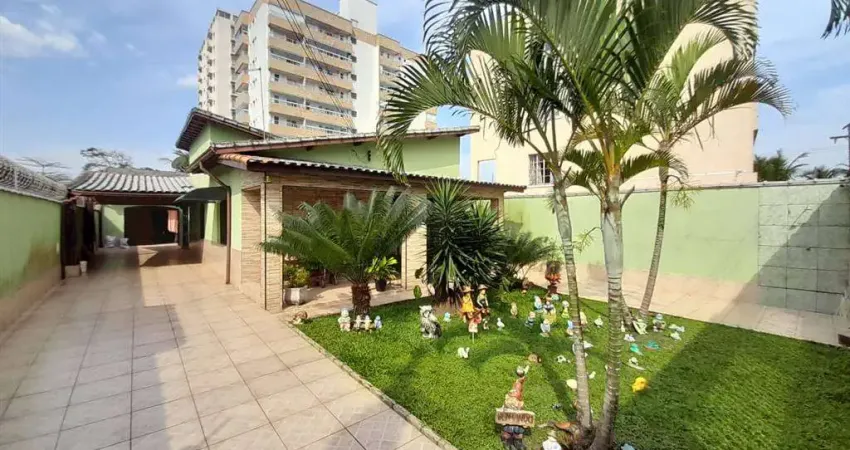Excelente casa com 02 dormitórios, sendo 01 suíte, 04 vagas de garagem, piscina, ampla área gourmet com churrasqueira, ampla edícula com 32 metros quadrados, a locação inclui piscineiro semanalmente e