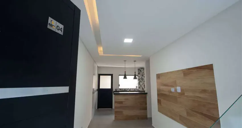 Excelente sobrado de condomínio no balneário maracanã, com 02 dormitórios, 01 banheiro social, 01 lavabo, cozinha americana, quintal privativo com churrasqueira.