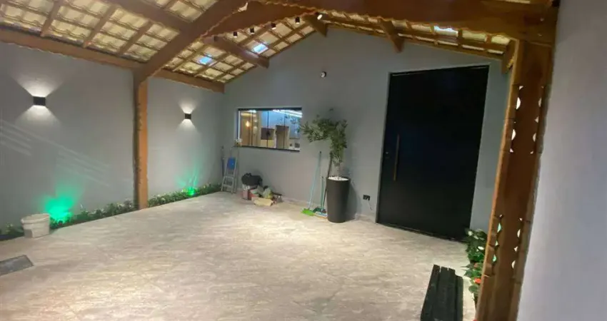 Excelente casa reformada de 03 dormitórios, sendo 01 suíte, 02 vagas de garagem e piscina aquecida. O imóvel está localizado no Jardim Imperador, bairro que tem recebido muita valorização através de r