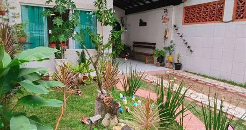 Excelente casa geminada com 02 dormitórios, sendo 01 suíte, 02 vagas de garagem, 01 edícula assobradada com a seguinte disposição: parte de baixo 01 cômodo com banheiro e na parte superior 02 cômodos