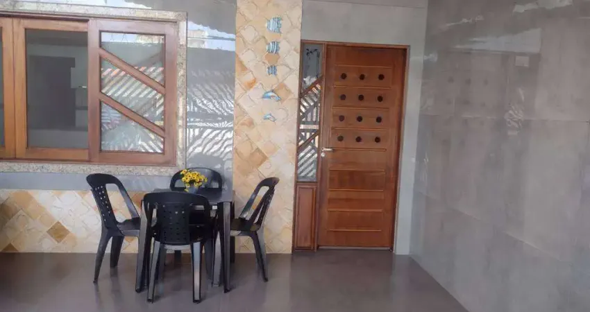 Excelente casa reformada de 02 dormitórios, 02 vagas de garagem. o imóvel está localizado no vilamar na vila caiçara, bairro que vem recebendo e cada vez mais investimentos na infraestrutura, além de