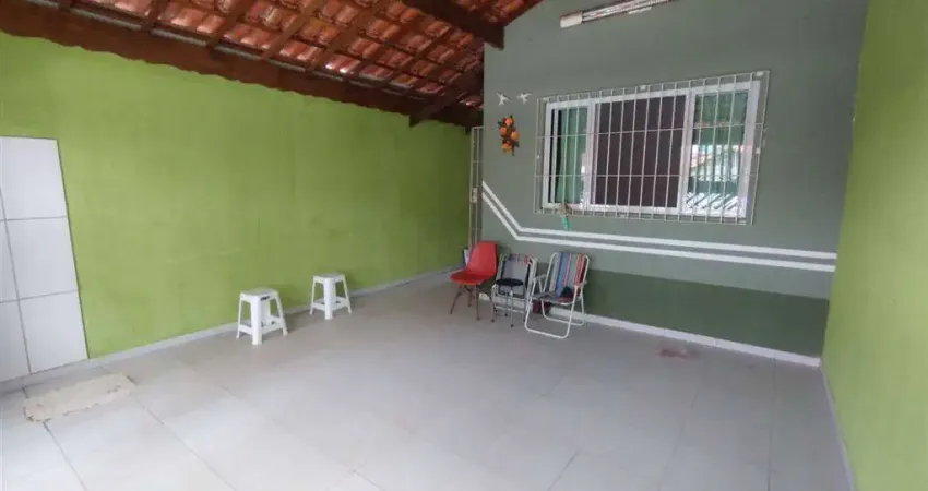Excelente casa de 03 dormitórios, sendo 01 suíte, 02 vagas de garagem, reformada. O imóvel está localizado no Balneário Maracanã, localização que recebeu diversos investimentos na infraestrutura, prop